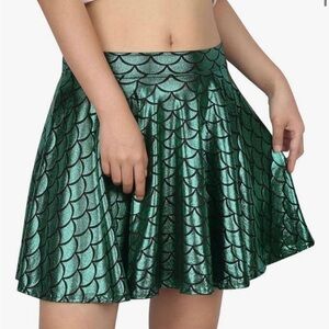 Flared mermaid mini skirt. Mid rise.